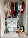 Božićni kutak u ormaru malene Elin - omiljena kućica, Mickey Mouse, božićni lanac, konjić na ljuljanje i najdraža odjeća