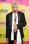 Machine Gun Kelly uz nokte u crno je obojio i jezik.