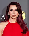 Dua Lipa ofarbala je kosu u grimiznu nijansu 2023. godine i najavila svoju novu eru