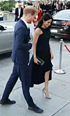 U ranim danima trudnoće, Meghan je na večeru kod britanskog premijera stigla u asimetričnoj haljini čiji kroj ističe noge