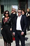 Na elegantne outfite voli kombinirati statement modne dodatke poput ove ogrlice koraljno-crvene boje