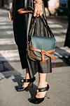 Street style Pariz; Bottega Veneta cipele i torbica tartan uzorka modne kuće Loewe