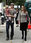 Brad i Angelina Jolie s kćeri Shiloh snimljeni 2007. godine
