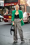 Street style Pariz; Jedan komad zelene boje dovoljan je kako bi outfit dobio novu dimenziju
