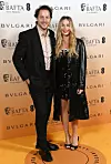 Britanski filmski producent i glumac, koji je u braku s Margot od 2016., nosio je sivo odijelo na pruge i svijetlu košulju
