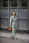 Street style Pariz; Hit kombinacija - aqua zelena i dodaci u boji konjaka, torbica geometrijskog oblika i Manu Atelier gležnjače