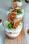 Desert s mascarponeom i mljevenim lješnjacima.
