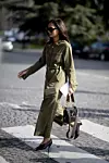 Street style Pariz; Kontrastna kombinacija utility kombinezona i ženstvenih modnih dodataka, cipela na nisku petu i Chloe torbice