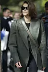 Street style Pariz; Manekenka Kaia Gerber bira tamnozeleni karirani sako