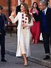 Kate Middleton odabrala je krem kaput i suknju, a darovana ogrlica s ružama je tako još više došla do izražaja