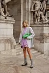 Street style Pariz; Proljetni inspo - spoj pastelne ljubičaste i vibrantne zelene u obliku Bottega Veneta torbice