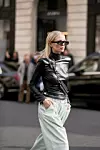 Street style Pariz; Nježna mint boja u kombinaciji s bajkerskom crnom jaknom od kože i futurističkim sunčanim naočalama
