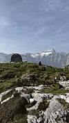 Bivak II na Jezerih na 2118 metara, malo je metalno sklonište, okruženo čudesnim vrhovima Julijskih Alpa