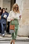 Street style Pariz; Zeleni romantizam s bjelom bluzom i suknje u boji kadulje