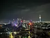 Noćna panorama Colomba s prepoznatljivim televizijskim tornjem s restoranom u obliku cvijeta lotosa koji mijenja boje