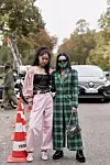 Street style Pariz; Karirani zeleni outfit od glave do pete i zaštitna maska kao chic trendi dodatak