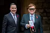 Sir Elton John sa suprugom Davidom Furnishom.