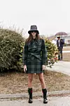 Street style Pariz; Baloner u ulozi haljine s dodatkom modnog povratnika - bucket šešira