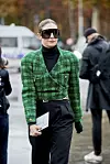 Street style Pariz; Sako od tvida kariranog uzorka uz crni outfit kao prijedlog bussnes looka