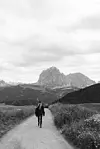 Iva i talijanski planinski lanac Tre Cime di Lavaredo u pozadini