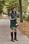 Street style Pariz; Karirana natkošulja iznad Marina Serre majice i visoke smeđe čizme s uzorkom aligatorske kože