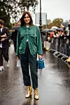 Street style Pariz; Različite nijanse zelene odlično se slažu s modnim dodacima u plavim i zlatnim tonovima