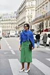 Street style Pariz; Color-block kombinacija uz zelenu suknju i plavu košulju i vestu