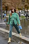 Street style Pariz; Zeleni styling uz Chanel bucket torbicu neće proći neopaženo