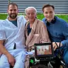 Bobby Grubić i pokojni glumac Duško Valentić s doktorom Svenom Palom na čijem je odijelu u bolnici Čakovec sniman film