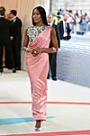 I dalje joj nema ravne - Naomi Campbell samouvjereno je ušetala u Metropolitan u izdanju antičke boginje