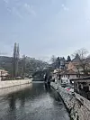 Miljacka teče kroz grad