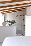 Na katu se nalazi pet elegantnih spavaćih soba