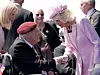 Kraljica s veteranom Lenom Trewinom čija ju je priča dirnula do suza