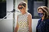 Vrtoglave potpetice, punđa i velike naočale - Melania Trump rijetko griješi.