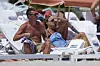 Supružnici su se opustili na pješčanoj plaži