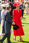 Na Royal Ascotu obula je model u koraljnoj boji s potpisom Jennifer Chamandi, ali bez ukrasnog remenčića