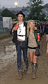 Kate Moss na Glastonbury festivalu 2005. u svjetlucavoj haljini s rukavima koja podsjeća na model iz nove kolekcije