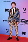 Ed Sheeran u hrabroj baršunastoj kombinaciji.