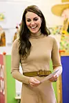 Kate je outfit podigla remenom u boji karamele.
