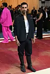 Riz Ahmed je nosio look koji je posvetio radnicima i siromašnoj klasi iz Gilded razdoblja