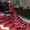 Gigi Hadid s velikim glamuroznim kaputom koji ostavlja dojam - kreacija je Versace