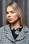 Emma je Chanelov sako od svio-plavog tvida kombinirala s njihovom atraktivnom ogrlicom