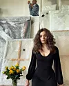 Lily je umjetnica, a neko vrijeme je i, poput oca, glumila