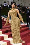 Cardi B u zlatu od glave do pete, u Versaceu