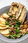 Salata s brie sirom i orasima kao predjelo ili lagani obrok