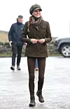 Obuća koja služi svojoj svrsi i traje godinama, savršeno se uklopila u princezin outfit za šetnje bredfordskim krajolikom