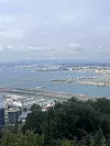 Sa stijene iznad grada puca pogled na gibraltarsku luku