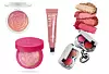 In the bloom light- Made of Stardust blushlighter 4,20€ Essence/ Night Heroes spoj rumenila i highlightera 19,50 € Pupa/ Cheek Kiss Blush + Glow, nijansa Dolce Pink 16€ Milani/ Jewel Crush paleta s tri nijanse rumenila i highlighterom 36€ Too Faced/ Mini Blushy Palette može se nanositi i na usne, 29€ Rabanne