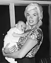 Holivudska glumica Jayne Mansfield s kćeri Mariskom 1964.
