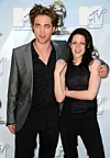 Pattinson i njegova kolegica iz Sumraka, Kristen Stewart bili su u ljubavnoj vezi od 2009. do 2012. godine, što je izazvalo sreću brojnih obožavatelja poznate tetralogije.